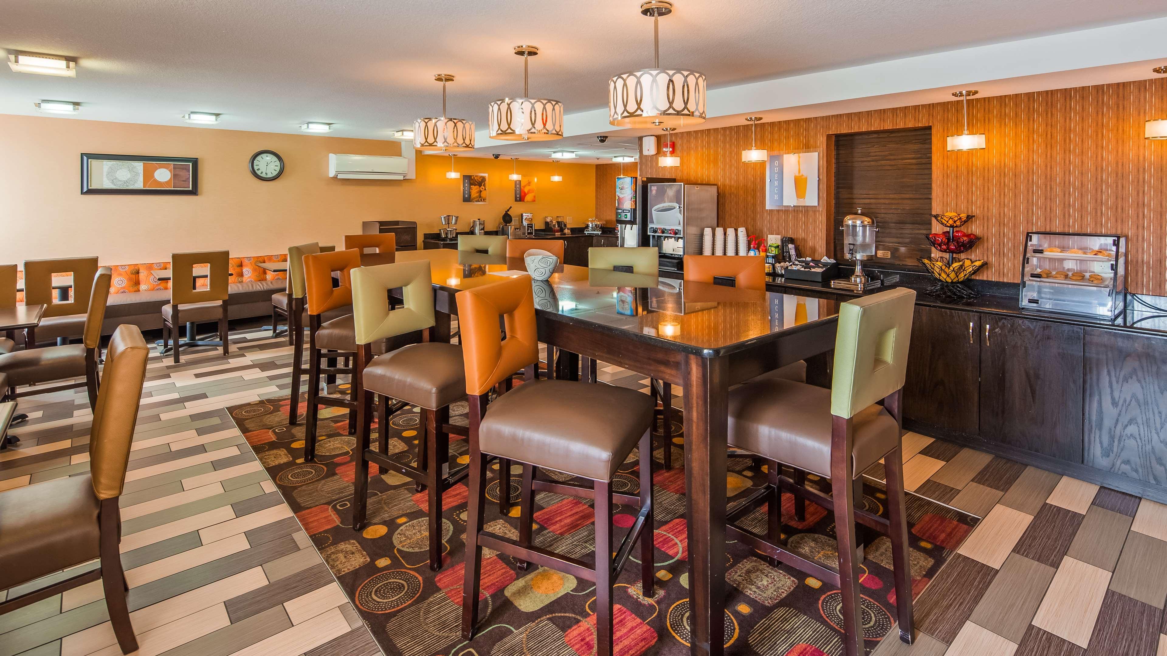 Best Western Luxbury Inn Fort Wayne Exterior photo