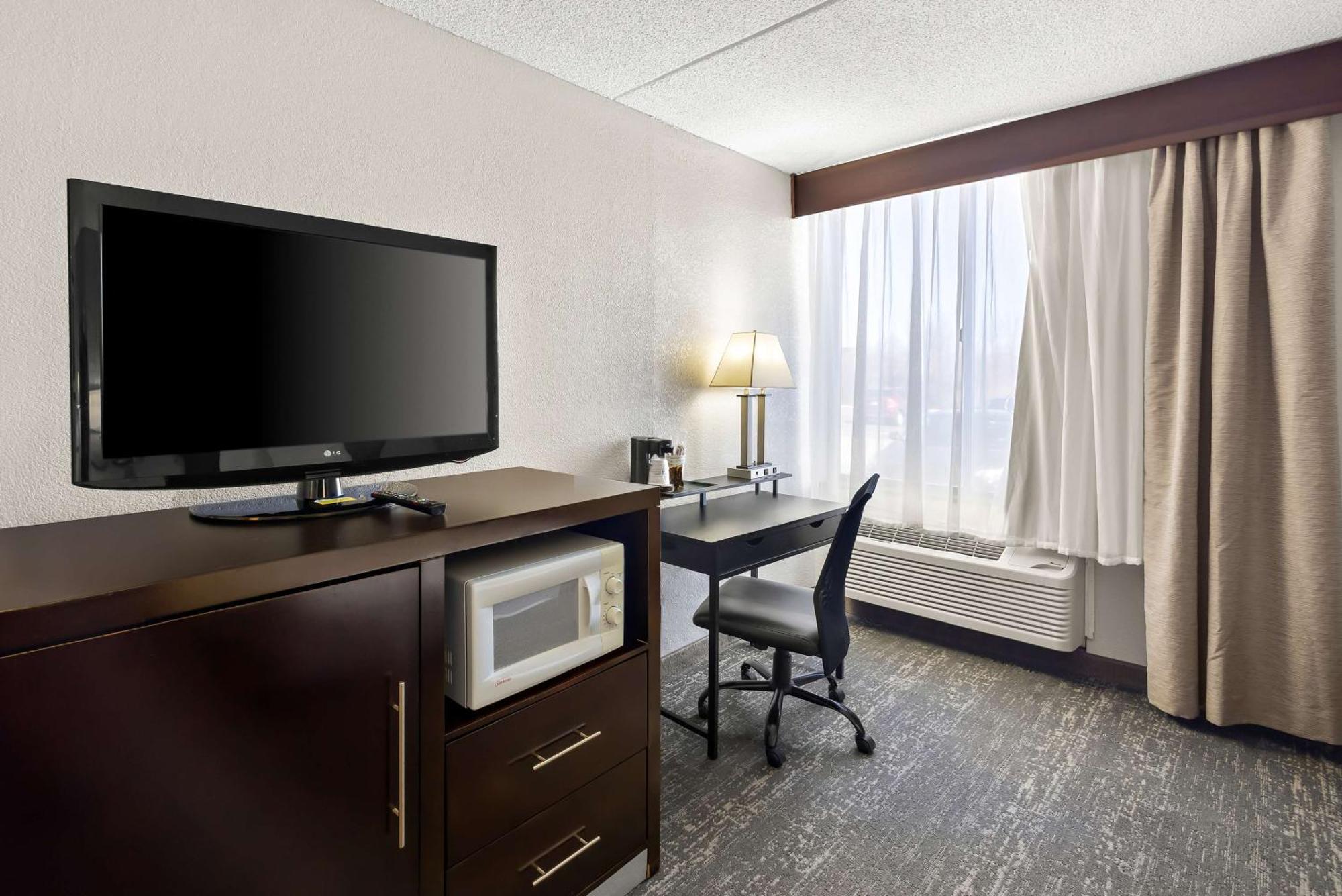 Best Western Luxbury Inn Fort Wayne Exterior photo